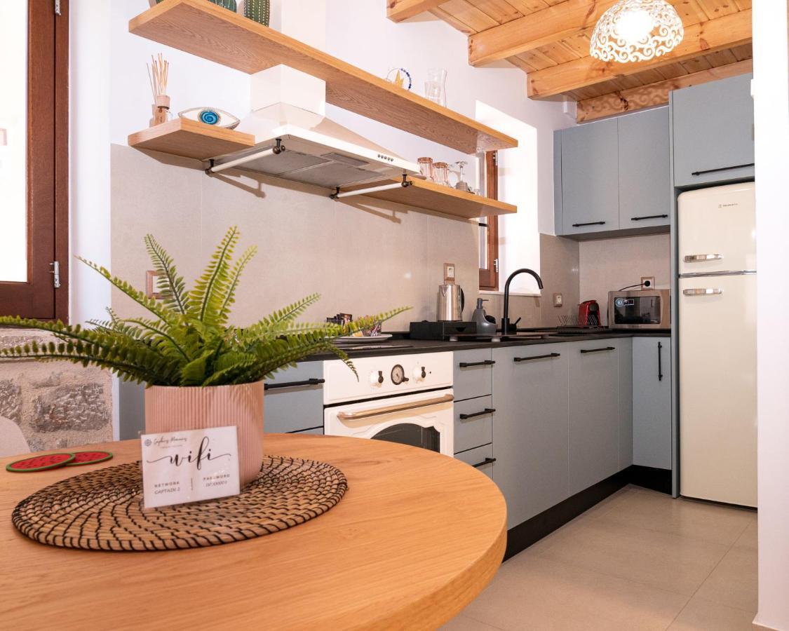 Captain'S Memories Stylish Harbour Apartments Chalki Town Eksteriør billede